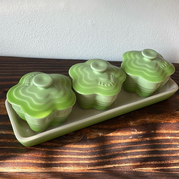 Le creuset Green Flower Set of 3 Condiment Ramekin w/Tray Stoneware Cocotte - Picture 1 of 3